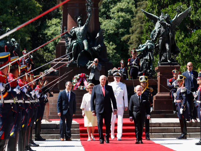 The state visit began with the laying of a wreath at the National Monument at Plaza San Martín. Photo: Heiko Junge / NTB scanpix